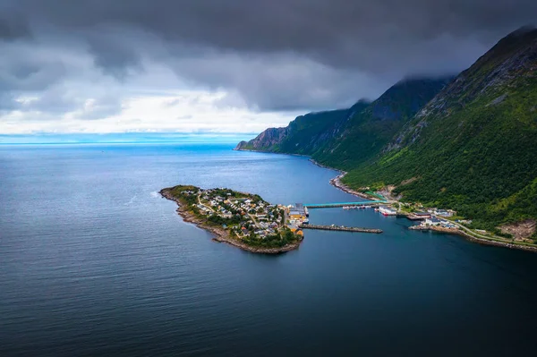 Вид с воздуха на рыбацкую деревню Хусой на острове Сенья, Норвегия — стоковое фото
