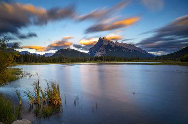 Vermilion Gölü üzerinde gün batımı Banff Ulusal Parkı, Alberta, Kanada