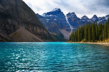 Banff Ulusal Parkı 'ndaki Moraine Gölü, Alberta, Kanada