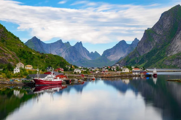 Norveç, Lofoten adalarında balıkçı tekneleri ve dağları olan Reine köyü — Stok fotoğraf