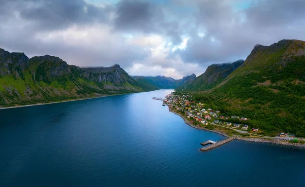 Luchtfoto van het Gryllefjord dorp en fjord op Senja Island, Noorwegen — Stockfoto