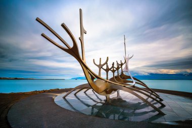 Reykjavik sahilindeki Güneş Voyager heykeli. İzlanda