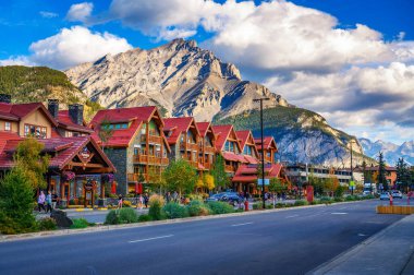 Banff, Kanada 'daki ünlü Banff Bulvarının sokak manzarası