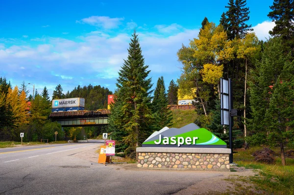 Welcome sign to the village of Jasper located within the Canadian Rockies — Stock Photo, Image