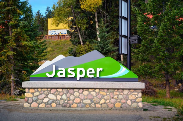 Welcome sign to the village of Jasper located within the Canadian Rockies — Stock Photo, Image