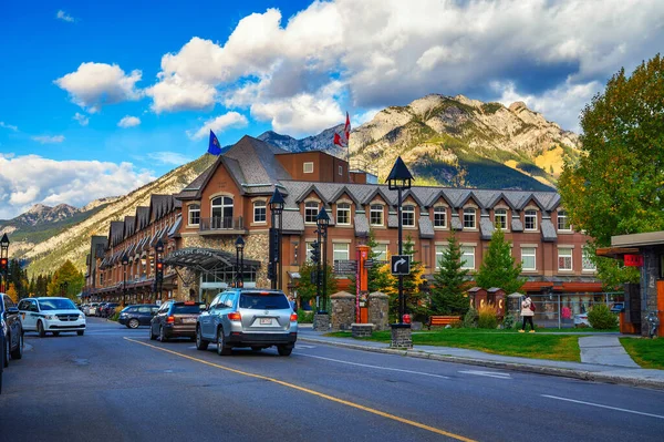 Γραφική θέα στο δρόμο του Banff, Καναδάς, με αυτοκίνητα και Cascade Shops Shopping Mall — Φωτογραφία Αρχείου
