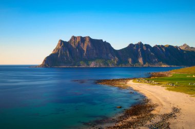 Norveç 'in Lofoten adalarındaki Uttakleiv plajında kamp arabaları.