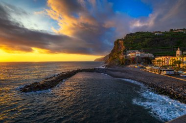 Portekiz 'in Madeira Adası' ndaki Ponta do Sol iskelesinden gün batımı.