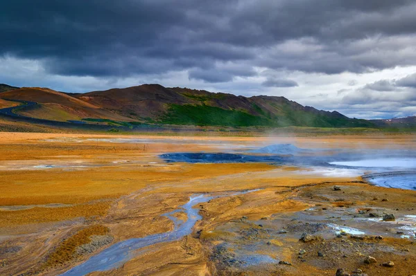 Gőzölgő iszapmedencék Izland Hverir geotermikus területén — Stock Fotó