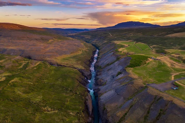 Vista aérea del cañón Studlagil en el este de Islandia al atardecer — Foto de Stock