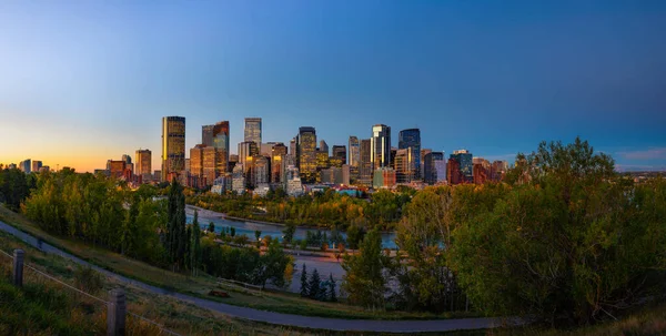 Sonnenuntergang über der Skyline von Calgary mit Bow River, Kanada — Stockfoto
