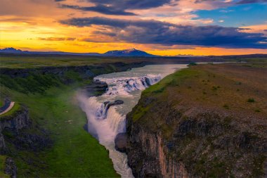Gullfoss şelalesinin ve İzlanda 'daki Olfusa nehrinin üzerinde gün batımının havadan görünüşü