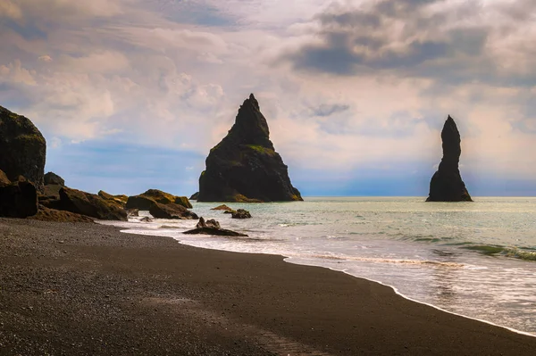 Reynisdrangar bazalt deniz yığınları İzlanda 'nın Vik kasabası yakınlarında yer almaktadır. — Stok fotoğraf