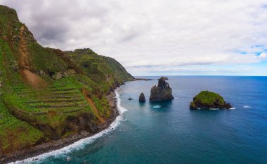 Portekiz 'in Madeira adasındaki Ribeira da Janela volkanik deniz yığınlarının hava manzarası