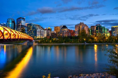 Bow Nehri 'nin karşısındaki Barış Köprüsü ve Calgary' nin silueti gece fotoğraflandı
