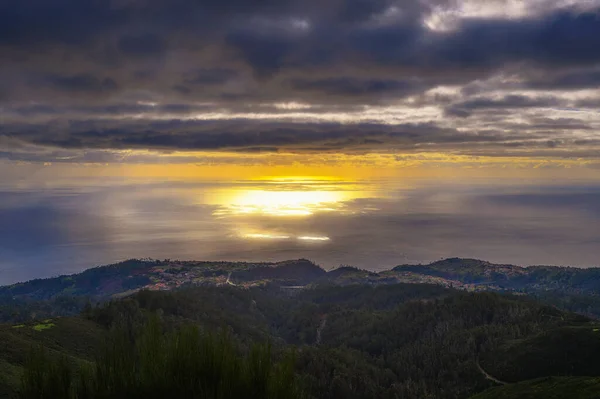 Coucher de soleil sur l'océan Atlantique avec villages côtiers à Madère, Portugal — Photo