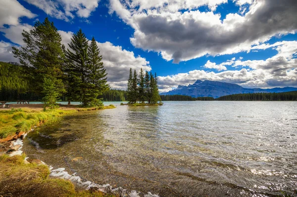 Twee jack lake in het Nationaal Park Banff met Mt. Rundle op de achtergrond — Stockfoto