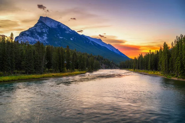 Napkelte a Bow folyó és a Mount Rundle felett a kanadai Banff gyalogos hídtól — Stock Fotó