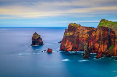 Ponta de Sao Lourenco yarımadasının renkli kayalıkları, Madeira Adaları, Portekiz
