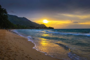 Mahe, Seyşeller 'deki Beau Vallon Sahili' nin üzerinde gün batımı