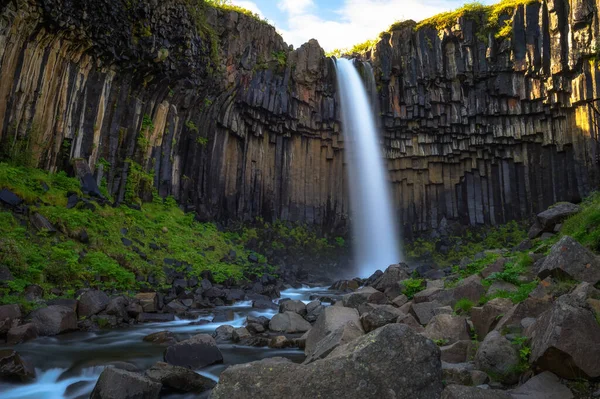 Svartifoss vízesés a Vatnajokull Nemzeti Parkban, Izland — Stock Fotó