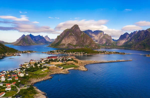 Fischerdorf Reine umgeben von hohen Bergen und Fjorden auf den Lofoten — Stockfoto