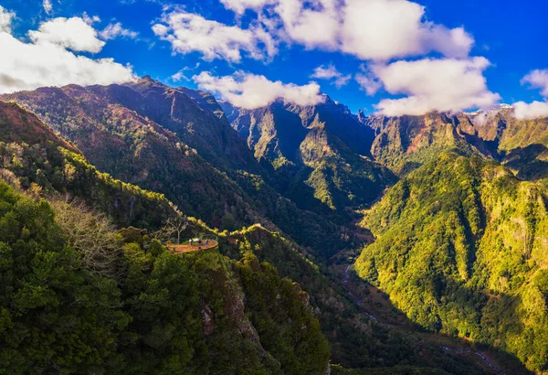 Vale da Ribeira da Metade e miradouro dos Balcões na Madeira, Portugal — Fotografia de Stock