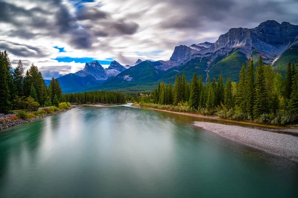 Bow River cerca de Canmore en Canadá con Rockies canadienses —  Fotos de Stock