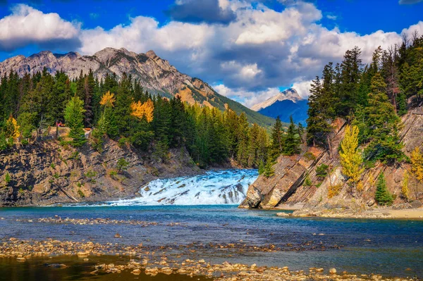 Bow Falls közelében Banff a kanadai Sziklás-hegységben, Kanada — Stock Fotó
