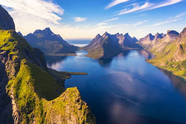 Вид с воздуха на горы и фьорды вокруг Рейна в Лофотенских островах, Норвегия — стоковое фото