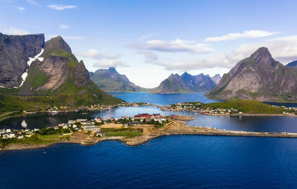 Reine fishing village surrounded by high mountains and fjords on Lofoten islands — Stock Fotó
