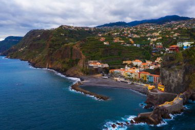 Portekiz 'in Madeira adasında Ponta do Sol' un hava manzarası