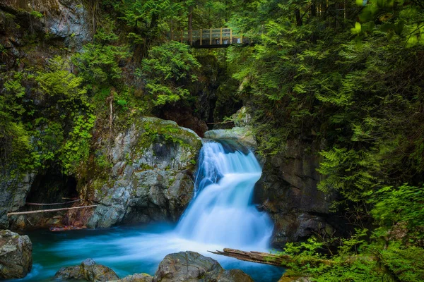 Twin Falls στο πάρκο Lynn φαράγγι, Βόρειο Βανκούβερ, Καναδάς — Φωτογραφία Αρχείου