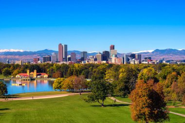 Karlı Rocky Dağları ve Şehir Parkı Gölü ile Denver Colorado şehir silüeti.