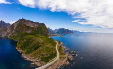 Norveç 'teki Lofoten adalarında yüksek dağlar ve denizlerle çevrili Reine balıkçı köyünün hava manzarası.