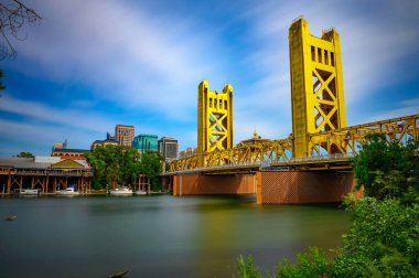 Sacramento, California 'daki Altın Kule Köprüsü ve Sacramento Nehri. River Walk Park' tan çekilmiş. Uzun pozlama.