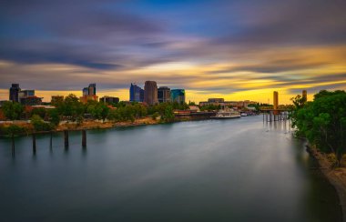 Sacramento ufuk çizgisinde, Sacramento Nehri 'nde ve Kaliforniya' da Tower Bridge 'de renkli bir gün batımı. Uzun pozlama.