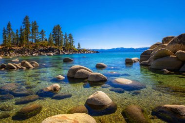 Nevada Eyalet Parkı, Tahoe Gölü 'ndeki Kum Limanı Sahili' nin arka planında Sierra Nevada Dağları var..