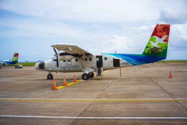 Mahe, Seyşeller - 13 Şubat 2022: Air Seychelles küçük pervaneli uçak Mahe havaalanında. Bu uçak Praslin adasına uçuşlar için kullanılır..