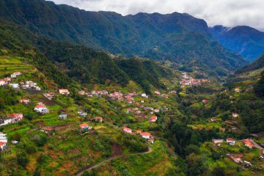 Portekiz 'in Madeira Adaları' ndaki yüksek dağlarla çevrili köylerin hava manzarası.