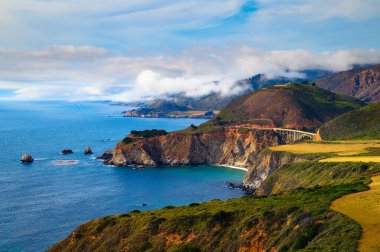 Pasifik kıyısı ve Bixby Köprüsü ayrıca Rocky Creek Köprüsü olarak da bilinir Pfeiffer Big Sur State Park, Kaliforniya, ABD