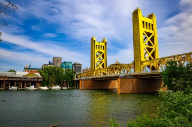 Sacramento, California 'daki Altın Kule Köprüsü ve Sacramento Nehri, River Walk Park' tan fotoğraflandı..