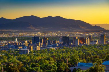 Günbatımında Salt Lake City silueti ve arka planda Wasatch Dağları, Utah, ABD.
