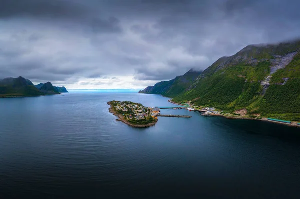挪威北部Senja岛上Husoy渔村的空中景观 该村包括位于Senja西北海岸的Oyfjorden的整个胡索伊岛 — 图库照片