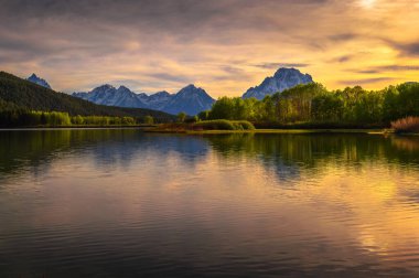 Colorful sunset over Oxbow Bend of the Snake River and Mount Moran in Grand Teton National Park, Wyoming, USA.