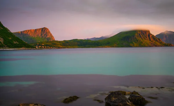 Dramática Puesta Sol Sobre Las Montañas Mar Las Islas Lofoten — Foto de Stock