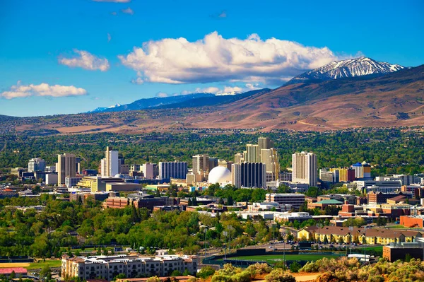 Downtown Reno Skyline Nevada Hotels Casinos Surrounding High Eastern Sierra — Stockfoto