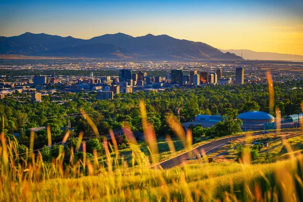 Salt Lake City Skyline Sunset Wasatch Mountains Background Utah Usa — ストック写真