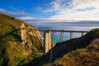 Bixby köprü olarak da bilinen Rocky Creek Köprüsü ve Pacific Coast Highway yakınındaki Big Sur California, ABD