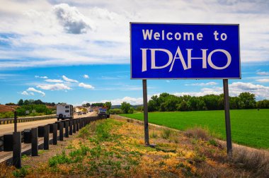 Welcome to Idaho state road sign at the state border
